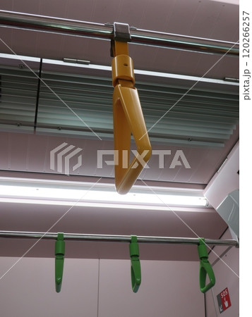 つり革 黄色 緑 120266257