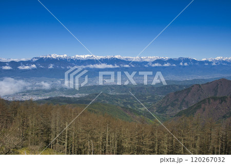 【長野県】美ヶ原公園沖線から眺める北アルプスの山並み 【長野県】美ヶ原公園沖線から眺める北アルプスの山並み 120267032