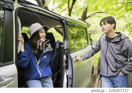 友達とお出かけして駐車場に到着した男女 120267157