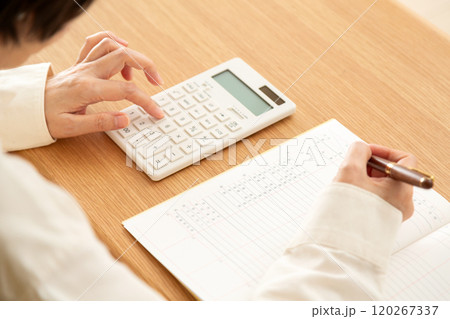 家計簿をつけるミドル〜シニア女性の手元 120267337