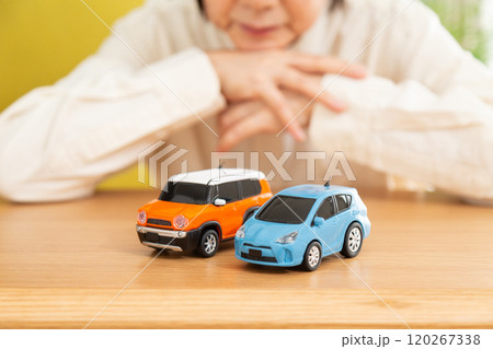 自動車選びに迷うミドル〜シニア女性 120267338