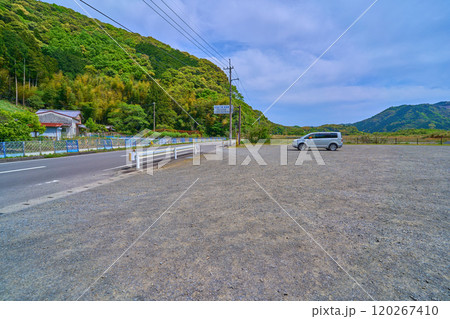 高知県四万十市の四万十川に架かる今成橋(佐田沈下橋)の観光駐車場 高知県四万十市の四万十川に架かる今成橋(佐田沈下橋)の観光駐車場 120267410