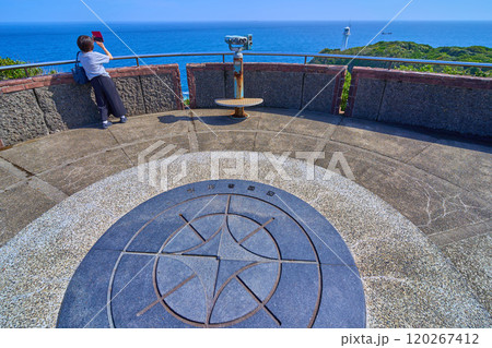 高知県土佐清水市の足摺岬展望台からの眺望と方位盤 120267412