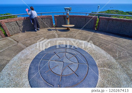 高知県土佐清水市の足摺岬展望台からの眺望と方位盤 120267413