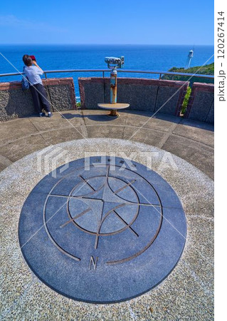 高知県土佐清水市の足摺岬展望台からの眺望と方位盤 120267414