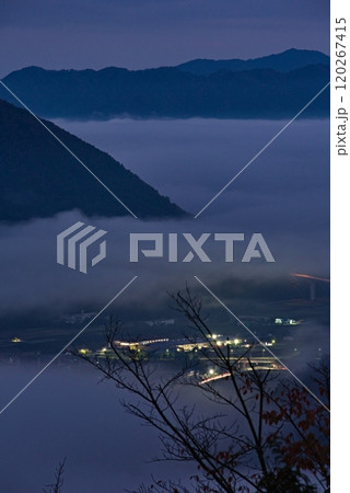 雲海の下に広がる竹田城下の町並み 雲海の下に広がる竹田城下の町並み 120267415