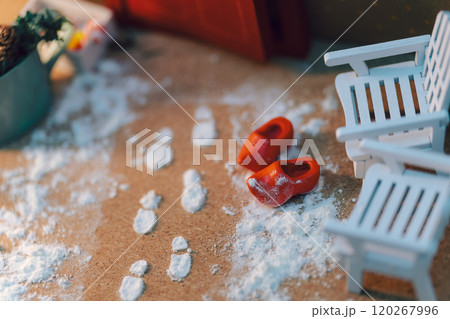 雪の足跡が導くミニチュアの冬の玄関シーン - 木製チェアと温かみのある小物たち 雪の足跡が導くミニチュアの冬の玄関シーン - 木製チェアと温かみのある小物たち 120267996