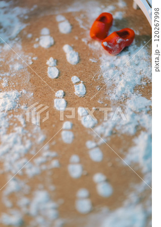 雪の足跡と赤い靴 - ミニチュアの冬のシーン 雪の足跡と赤い靴 - ミニチュアの冬のシーン 120267998