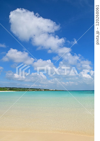 伊良部島のとても美しいビーチのある渡口の浜 120268061