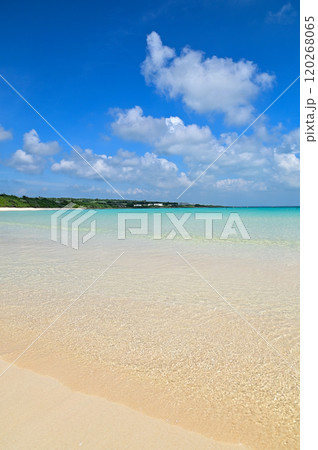 伊良部島のとても美しいビーチのある渡口の浜 120268065