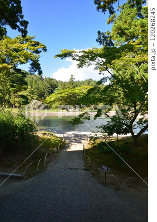 毛越寺の浄土庭園(岩手県西磐井郡平泉町) 毛越寺の浄土庭園(岩手県西磐井郡平泉町) 120268245