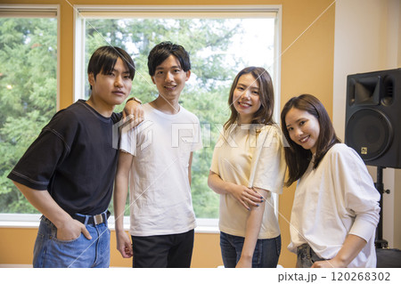 スタジオで練習をする若い男女 120268302