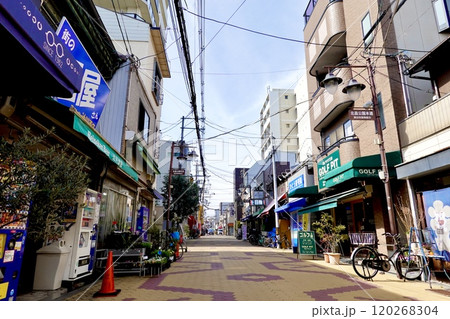 中道筋のあべの王子商店街アーケードの南端から北畠公園本通商店街を西向きに見た風景　大阪市阿倍野区 120268304