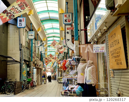 中道筋のあべの王子商店街アーケードの風景　大阪市阿倍野区 120268317