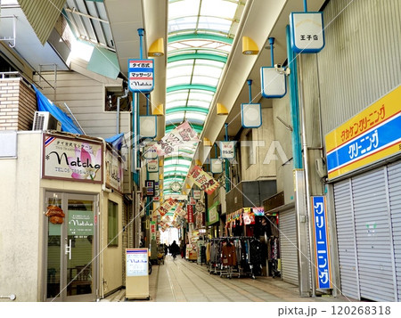 中道筋のあべの王子商店街アーケードの風景　大阪市阿倍野区 120268318