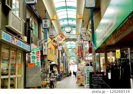 中道筋のあべの王子商店街アーケードの風景　大阪市阿倍野区 120268319