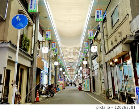昭和町中通 文の里商店街のアーケードの風景 大阪市阿倍野区 昭和町中通 文の里商店街のアーケードの風景 大阪市阿倍野区 120268381