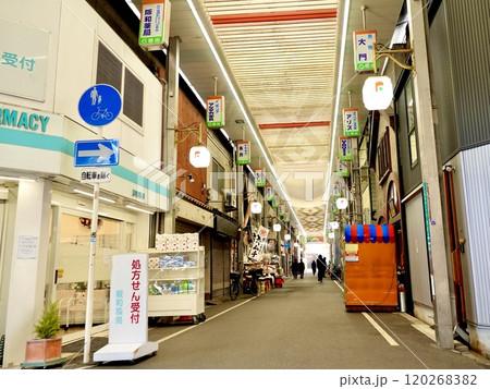 昭和町中通　文の里商店街のアーケードの風景　大阪市阿倍野区 120268382
