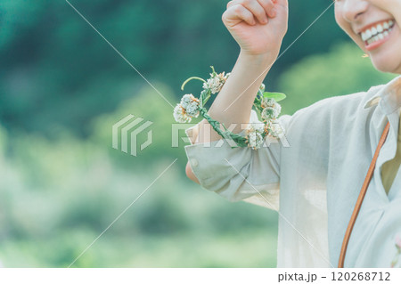 シロツメクサの花輪 120268712