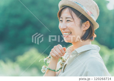 シロツメクサの花輪と大人の女性 120268714