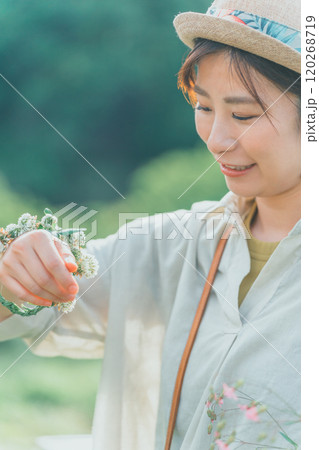 シロツメクサのブレスレット 120268719