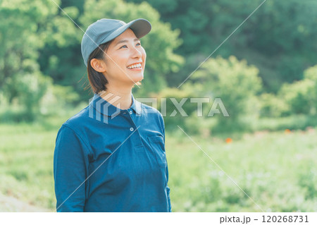 青いポロシャツと青いキャップ姿の働く女性 120268731