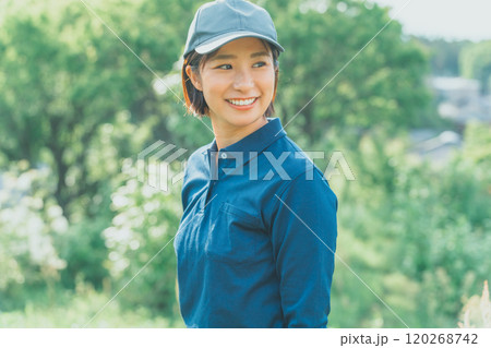 青いポロシャツと青いキャップ姿の働く女性 120268742