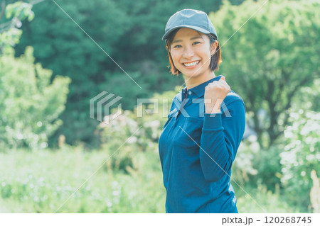 青いポロシャツと青いキャップ姿の働く女性 青いポロシャツと青いキャップ姿の働く女性 120268745