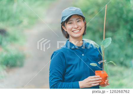 花苗を持つ花農家の女性 120268762