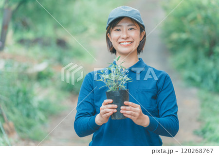 花苗を持つ花農家の女性 120268767