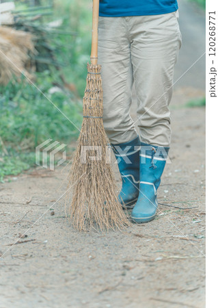 竹箒で掃く 120268771