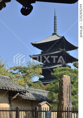 東寺　南大門から見た五重塔【国宝】 120269244