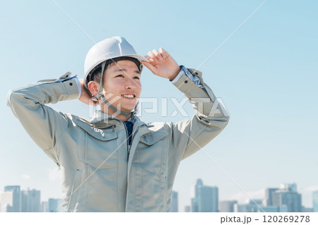 ヘルメットをかぶる作業員・建設業・建築業・現場監督・エンジニア・ゼネコン 120269278