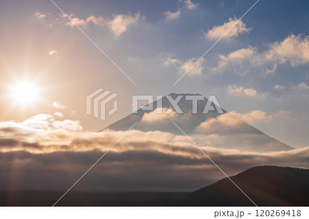 【山梨県】本栖湖畔の紅葉、富士山、太陽 120269418