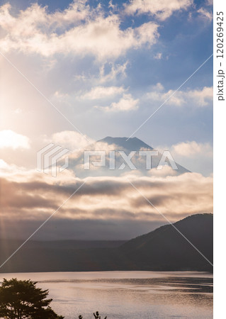 【山梨県】本栖湖畔の紅葉、富士山、太陽 【山梨県】本栖湖畔の紅葉、富士山、太陽 120269425
