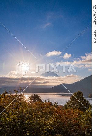 【山梨県】本栖湖畔の紅葉、富士山、太陽 120269429
