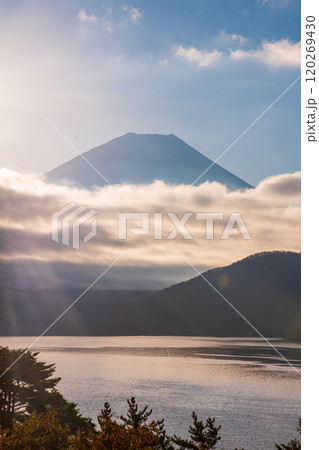 【山梨県】本栖湖畔の紅葉、富士山、太陽 120269430