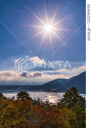 【山梨県】本栖湖畔の紅葉、富士山、太陽 【山梨県】本栖湖畔の紅葉、富士山、太陽 120269438