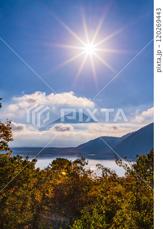 【山梨県】本栖湖畔の紅葉、富士山、太陽 120269443