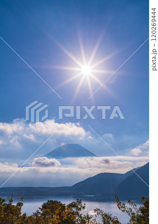 【山梨県】本栖湖畔の紅葉、富士山、太陽 120269444