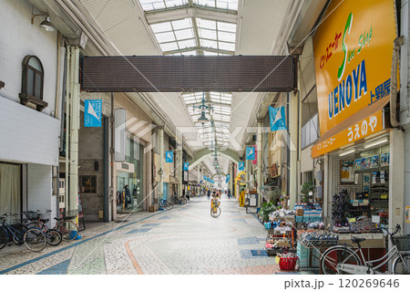 静岡市清水区にある清水駅前銀座商店街の風景(静岡県) 120269646