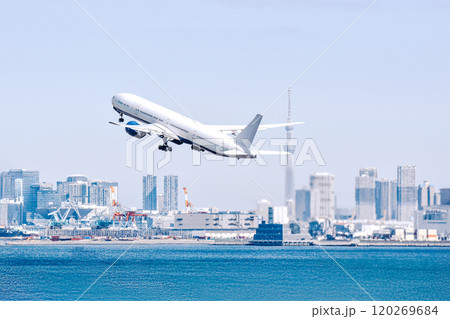 羽田空港を離陸する旅客機とビル群 羽田空港を離陸する旅客機とビル群 120269684