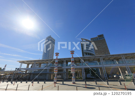 サンポート高松のハーバープロムナードから見る高松コリドーとシンボルタワーなど 120270195