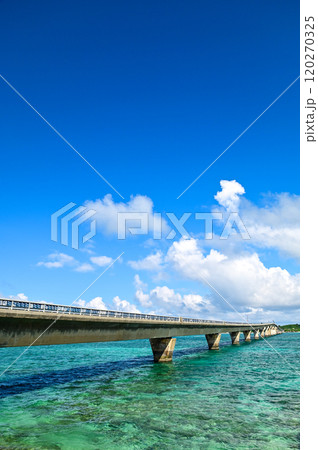 宮古島と池間島にかかる池間大橋の美しい風景 120270325