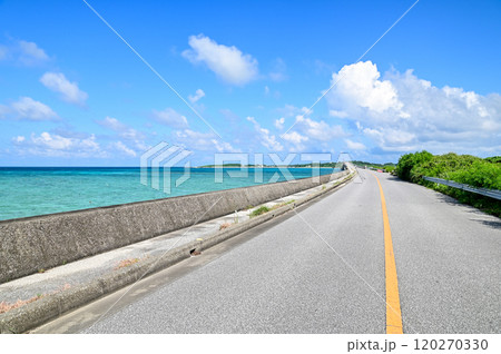 宮古島と池間島にかかる池間大橋の美しい風景 120270330
