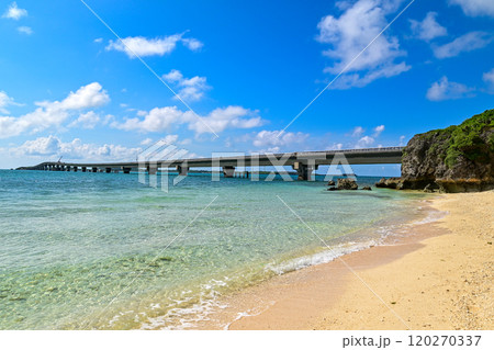 宮古島と池間島にかかる池間大橋の美しい風景 120270337