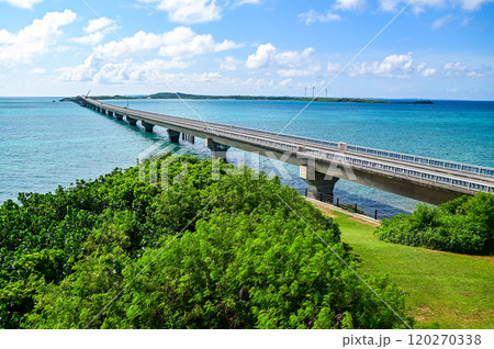 宮古島と池間島にかかる池間大橋の美しい風景 120270338