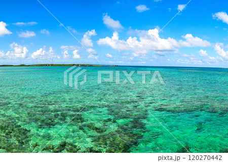 宮古島のとても美しい海の風景 120270442