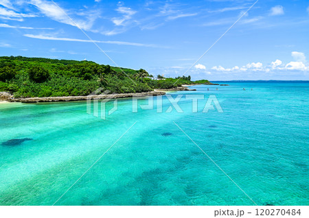 宮古島のとても美しい海の風景 120270484
