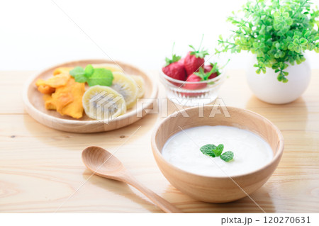 木の器に盛り付けたヨーグルト ( プレーンヨーグルト ) 木の器に盛り付けたヨーグルト ( プレーンヨーグルト ) 120270631